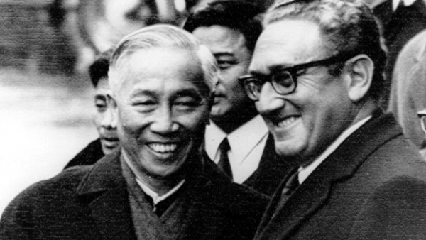 cố vấn ngoại giao lê đức thọ và tiến sĩ henry kissinger hai người được trao giải nobel hoà bình năm 1973.jpg -0