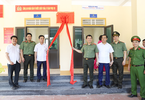 Bộ Công an trao tặng 1.000 ngôi nhà cho các hộ gia đình khó khăn ở Hà Tĩnh -0