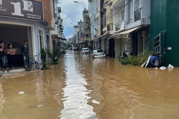 Mưa lớn ở Đà Lạt gây ngập lụt cục bộ, hư hỏng nhiều tài sản người dân -0
