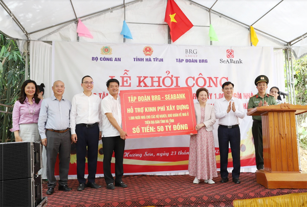 Bộ Công an trao tặng 1.000 ngôi nhà cho các hộ gia đình khó khăn ở Hà Tĩnh -0