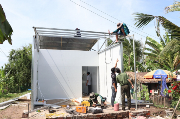 Local police step up progress of building houses for needy Khmer people in Soc Trang  -0