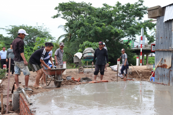 Local police step up progress of building houses for needy Khmer people in Soc Trang  -0