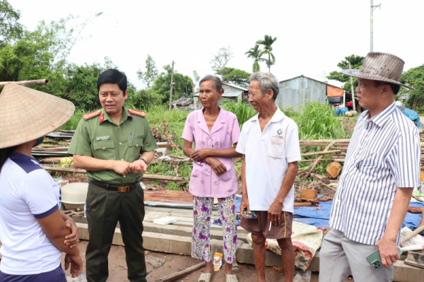 Local police step up progress of building houses for needy Khmer people in Soc Trang  -0