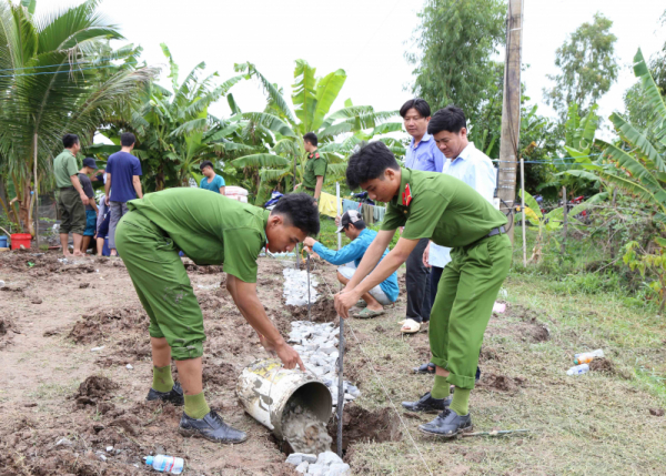 Local police step up progress of building houses for needy Khmer people in Soc Trang  -1