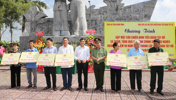 Công an tỉnh Quảng Ninh tặng quà gia đình chính sách nhân kỷ niệm 59 năm ngày thành lập Tiểu đoàn Tây Đô -1