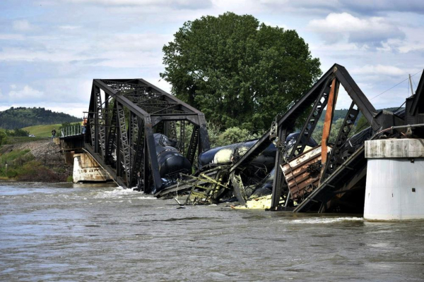 Cầu đường sắt sập ở Mỹ, nhiều toa tàu chứa hóa chất rơi xuống sông -0