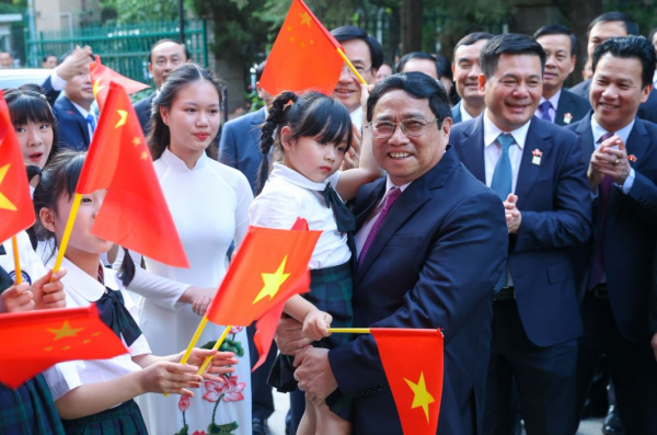 Thủ tướng Phạm Minh Chính thăm Đại sứ quán và gặp gỡ cộng đồng người Việt Nam tại Trung Quốc -0