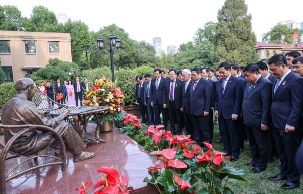 Thủ tướng Phạm Minh Chính thăm Đại sứ quán và gặp gỡ cộng đồng người Việt Nam tại Trung Quốc -0