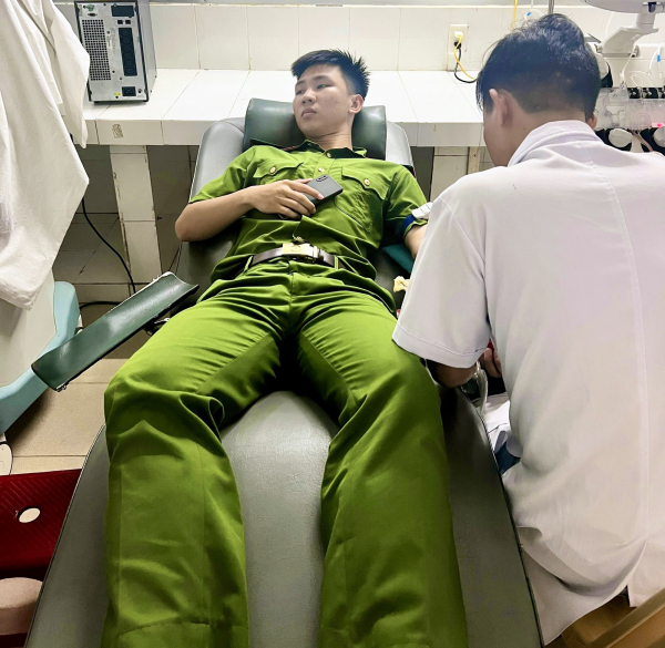 Chiến sĩ Công an hiến tiểu cầu giúp bệnh nhân mổ cấp cứu -0