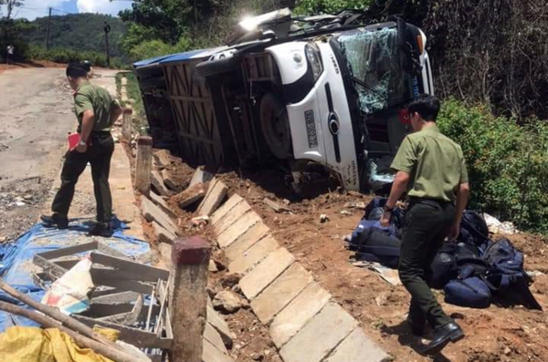 Ôtô chở đội bóng đá trẻ Quảng Nam gặp nạn trên đèo Viôlắc, 4 người thương vong -0