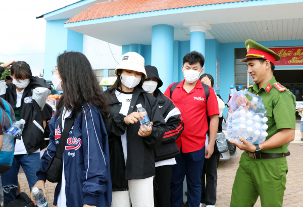 Tuổi trẻ Công an tỉnh Kiên Giang với nhiều hoạt động thiết thực hỗ trợ thí sinh -1