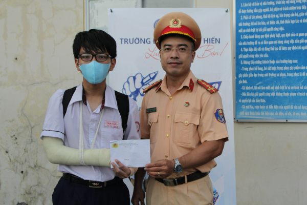 TP Hồ Chí Minh: CSGT hỗ trợ kinh phí và đưa đón thí sinh gãy hai tay đến điểm thi -0