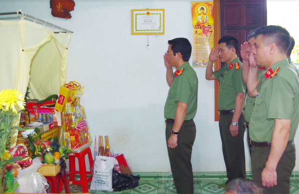 Thăm hỏi, động viên gia đình liệt sĩ và cán bộ Công an bị thương tại Đắk Lắk -0