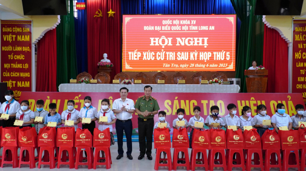 Đồng chí Lê Tấn Tới tiếp xúc cử tri tại tỉnh Long An sau kỳ họp thứ 5, Quốc hội khóa XV -0