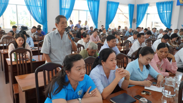 Đồng chí Lê Tấn Tới tặng quà cho học sinh có hoàn cảnh khó khăn tại TP Tân An -0