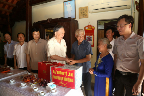 General To Lam meets voters in Phu Cu district, Hung Yen province  -0