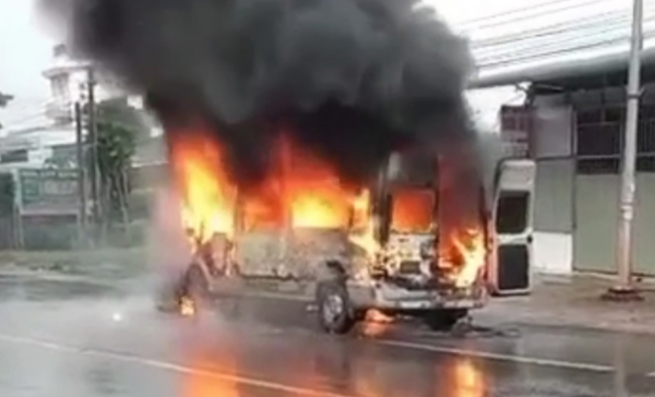 Ô tô 16 chỗ bất ngờ bốc cháy ngùn ngụt khi đang lưu thông trên quốc lộ -0