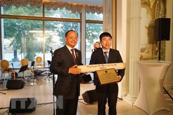Trao hiện vật quý về Chủ tịch Hồ Chí Minh cho Văn phòng TW Đảng -0