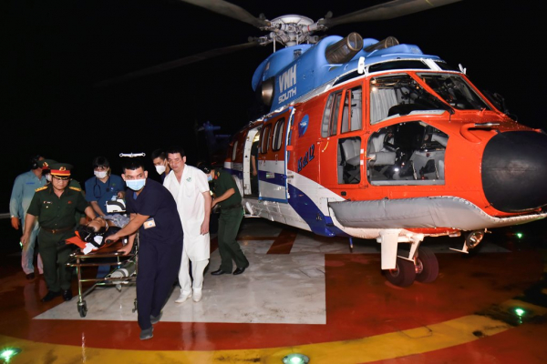 Điều trực thăng đưa ngư dân bị đột quỵ từ Trường Sa về đất liền điều trị  -0