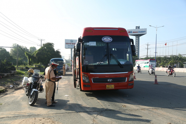 Bình Dương ra quân tổng kiểm soát xe khách và xe tải -2