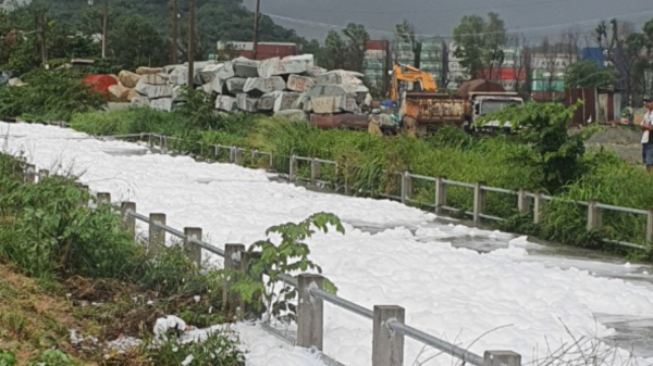 Hàng trăm hộ dân bị ngập trong dòng nước sủi bọt trắng xóa  -0