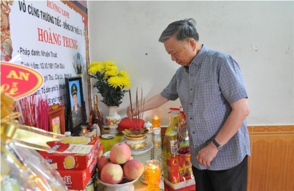 Minister To Lam visits the families of fallen police officers in Dak Lak -0