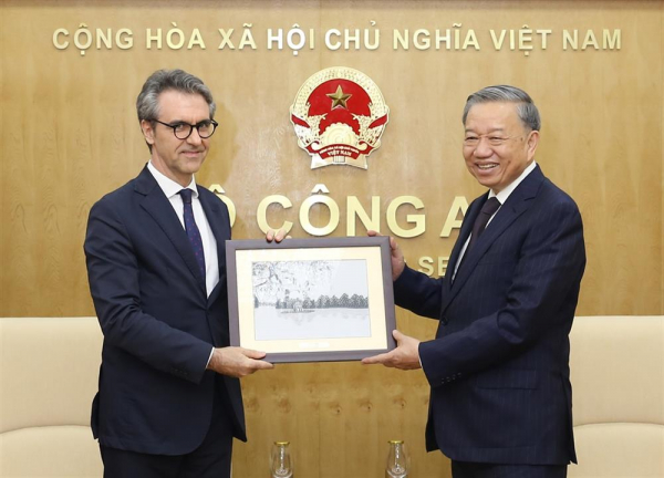 Minister To Lam receives outgoing Head of the EU Diplomatic Corps to Vietnam -1