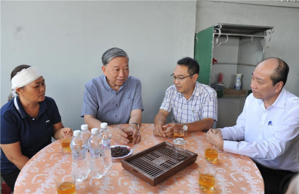 Minister To Lam visits the families of fallen police officers in Dak Lak -0