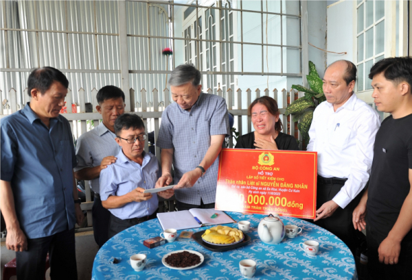 Minister To Lam visits the families of fallen police officers in Dak Lak -0