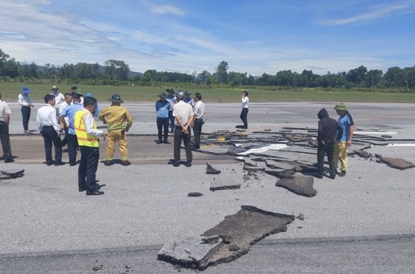 Hơn 20 chuyến bay bị tạm hoãn do sự cố nứt vỡ đường băng tại Sân bay Vinh -0