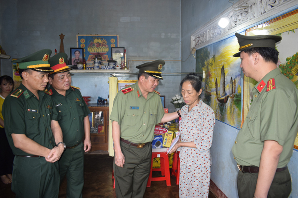 Đoàn lực lượng vũ trang tỉnh Quảng Ninh thăm hỏi gia đình liệt sĩ và cán bộ Công an bị thương tại Đắk Lắk -0