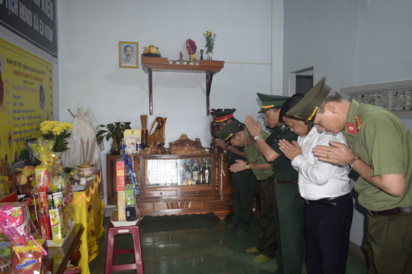 Đoàn lực lượng vũ trang tỉnh Quảng Ninh thăm hỏi gia đình liệt sĩ và cán bộ Công an bị thương tại Đắk Lắk -2
