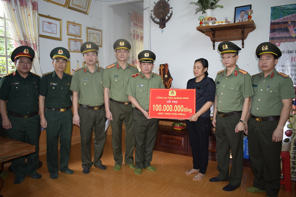 Đoàn lực lượng vũ trang tỉnh Quảng Ninh thăm hỏi gia đình liệt sĩ và cán bộ Công an bị thương tại Đắk Lắk -3