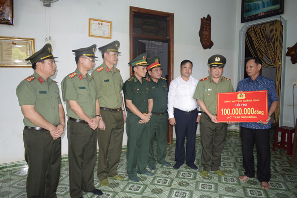 Đoàn lực lượng vũ trang tỉnh Quảng Ninh thăm hỏi gia đình liệt sĩ và cán bộ Công an bị thương tại Đắk Lắk -4
