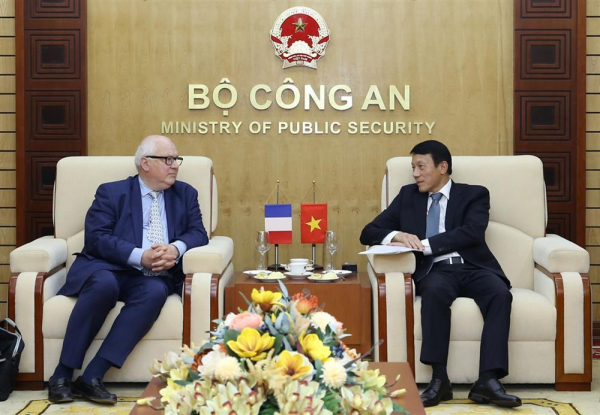 Deputy Minister Luong Tam Quang receives Ambassador Jean-Christophe Peaucelle -0