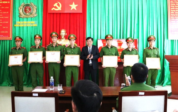 Khen thưởng CBCS giải cứu 5 nạn nhân trong vụ sạt lở ở Đà Lạt -0