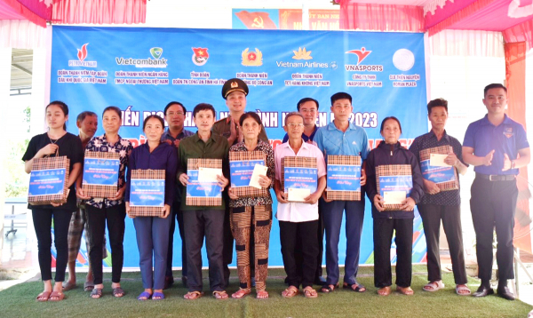 Đoàn Thanh niên Văn phòng Bộ Công an hỗ trợ hơn 400 triệu đồng “Hành trình về quê hương cách mạng” tại Hà Tĩnh -0