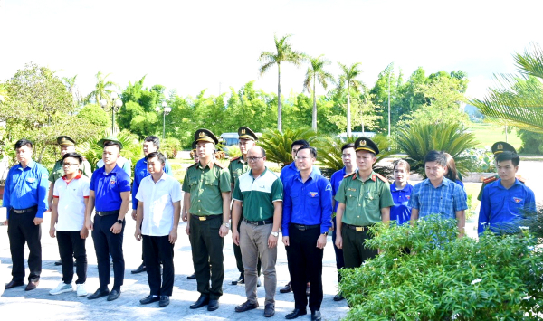 Đoàn Thanh niên Văn phòng Bộ Công an hỗ trợ hơn 400 triệu đồng “Hành trình về quê hương cách mạng” tại Hà Tĩnh -0