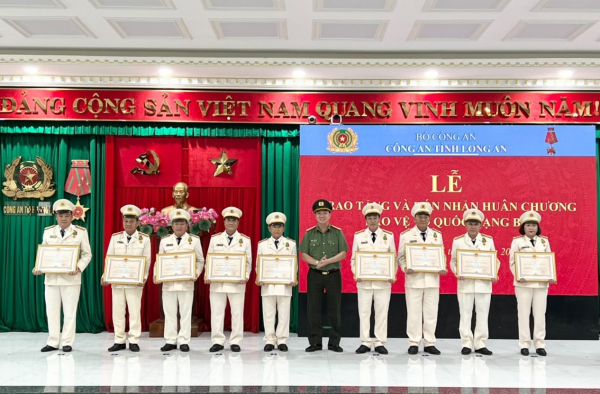 Phòng Tham mưu-Công an tỉnh Long An đón nhận Huân chương BVTQ hàng Nhì -0