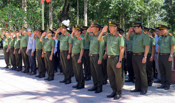 Đoàn công tác Bộ Công an “về nguồn” tại Quảng Nam -0