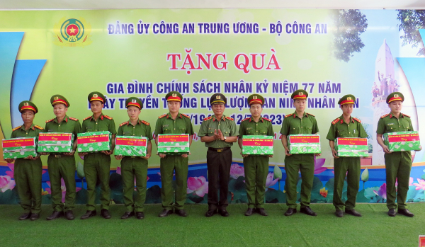 Đoàn công tác Bộ Công an “về nguồn” tại Quảng Nam -0