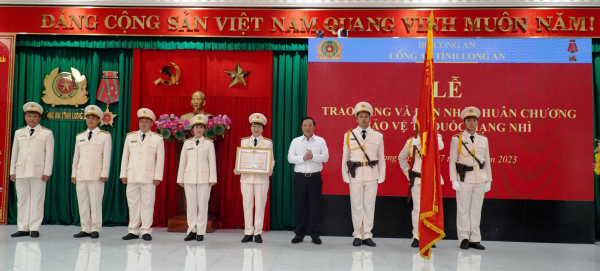 Phòng Tham mưu-Công an tỉnh Long An đón nhận Huân chương BVTQ hàng Nhì -0