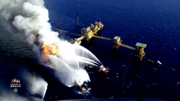 Lửa nhấn chìm giàn khoan dầu Mexico, đường ống dẫn dầu ngùn ngụt cháy -0