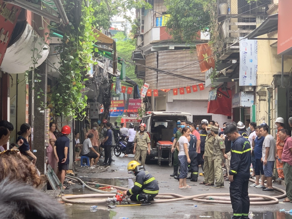 Một người lớn, hai trẻ em thiệt mạng tại vụ cháy trong ngõ Thổ Quan -1