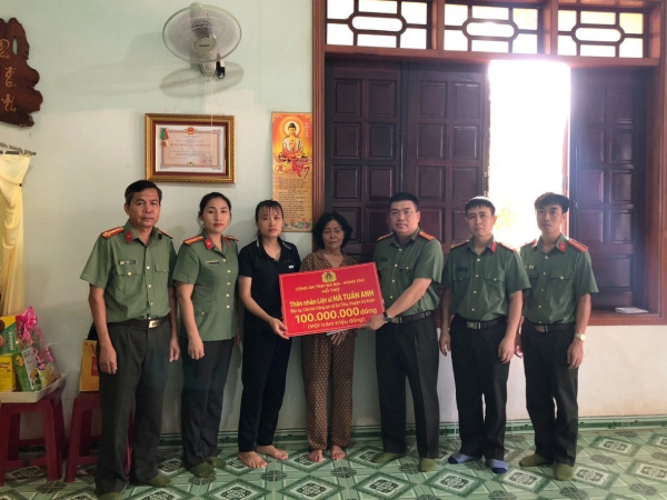 Công an tỉnh Bà Rịa-Vũng Tàu thăm hỏi, động viên các gia đình Liệt sĩ và người dân tại Đắk Lắk -0