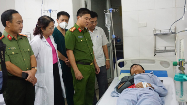 Ban Giám đốc Công an Hà Nội thăm hỏi, động viên chiến sĩ bị thương khi làm nhiệm vụ chữa cháy -0