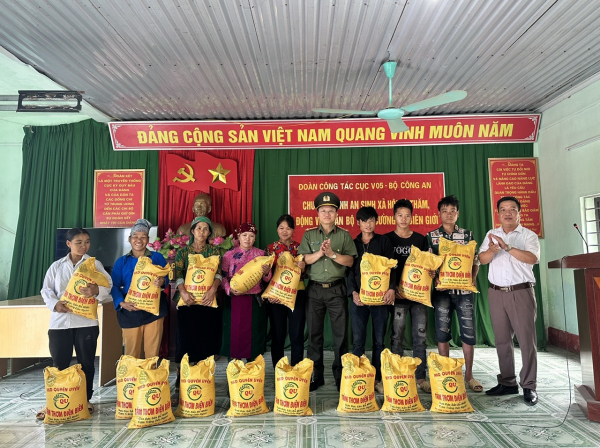 Cục Xây dựng phong trào thăm, trao quà Công an xã biên giới ở Hà Giang -0
