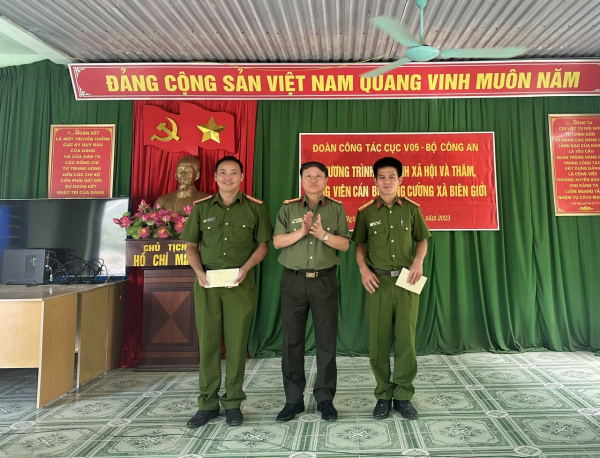 Cục Xây dựng phong trào thăm, trao quà Công an xã biên giới ở Hà Giang -0