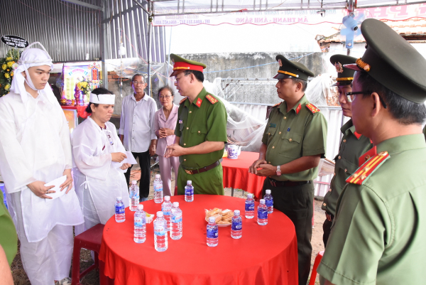 3. đoàn thăm hỏi, động viên và chia buồn tới gia đình anh trần hồng duy. ảnh trọng tín.jpg -0