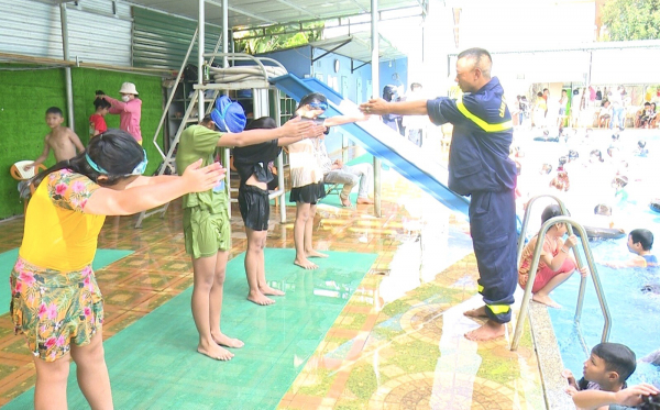 Nhiều phụ huynh gửi thư cảm ơn sau khóa học bơi của Công an huyện Đắk Mil -3